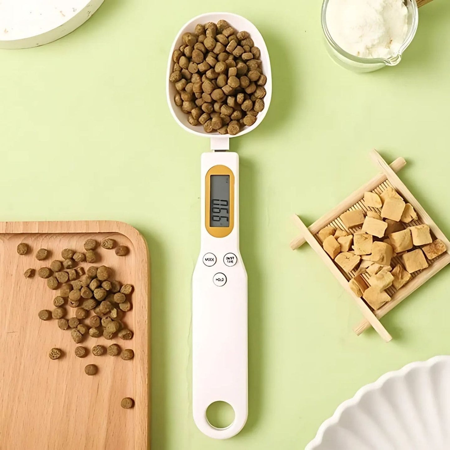 Precision measuring spoon with digital screen for kitchen use